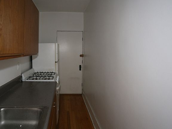 3rd image of 955 W Cornelia Ave #B3