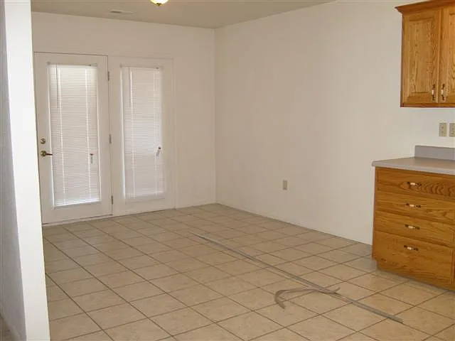 3 bed, 1000 sqft, $1,250 — Photo 3