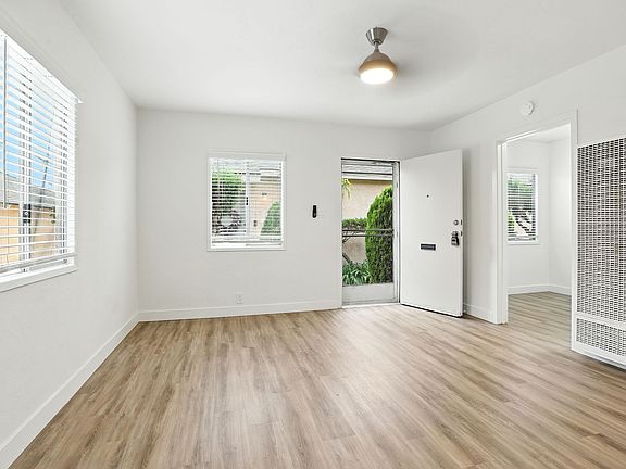 3rd image of 4422 N Lakewood Blvd