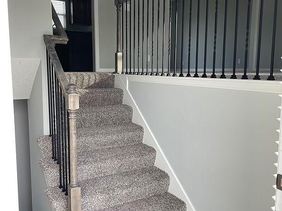 3rd image of 607 SW Powell Dr
