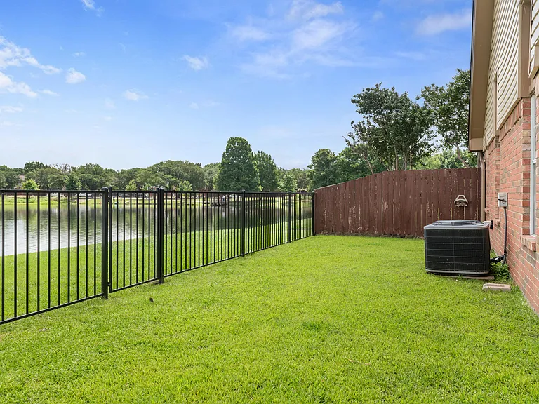 2212 Lakeshore Dr — Photo 19