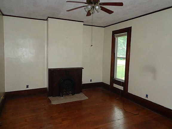 4th image of 806 N Main St