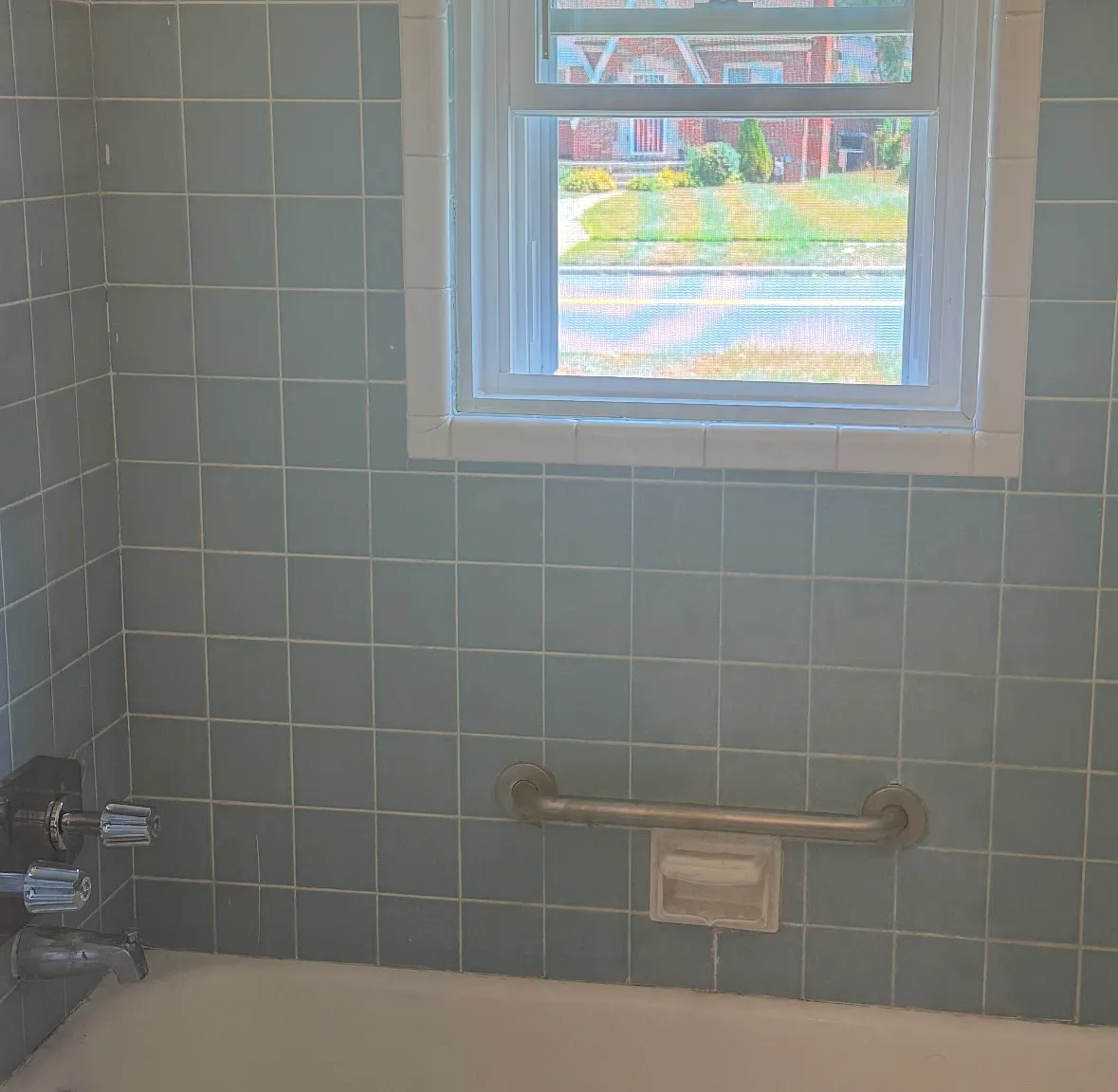 3 bed, 1.5 bath, 1233 sqft, $1,300 — Photo 3