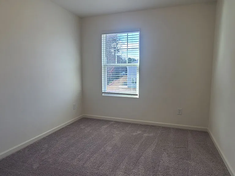 1516 Vernon Blvd — Photo 12