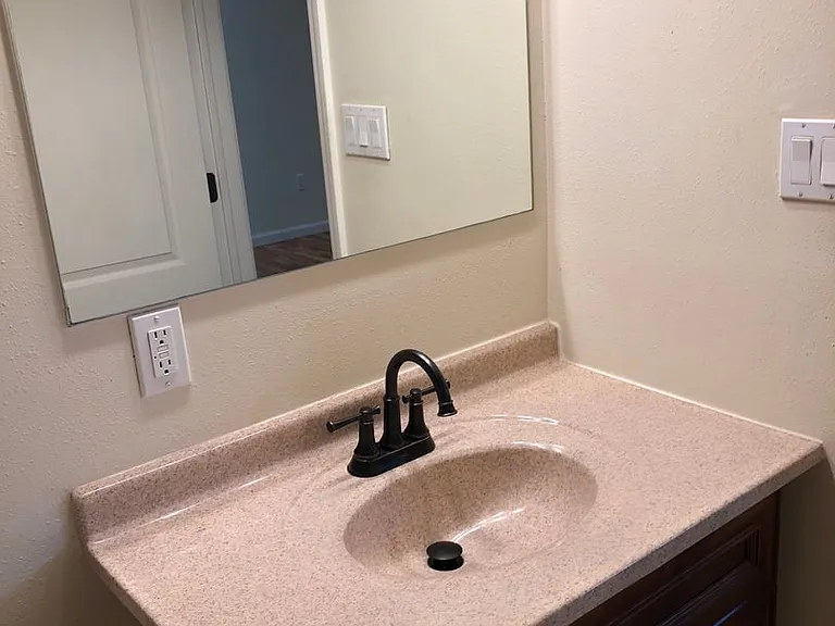 1000 Lakewood Dr #4 — Photo 10