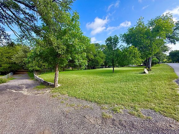 3rd image of 909 Center Cir