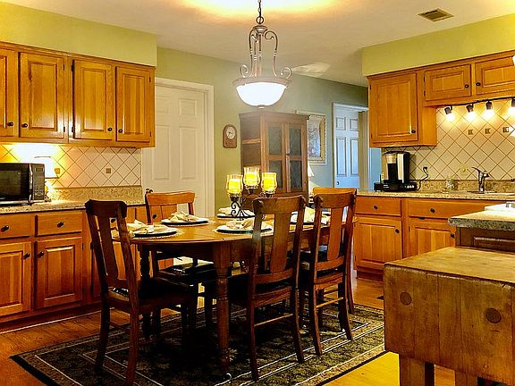 Eat-in kitchen...