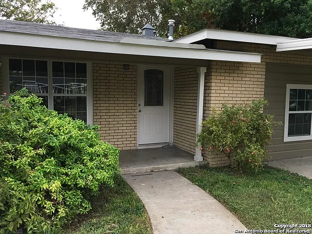 3 bed, 1.0 bath, 1077 sqft, $2,000 — Photo 1