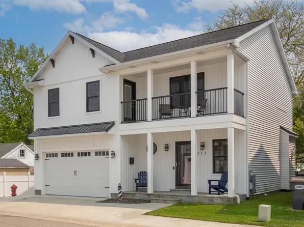 711 Maple Gate Ct, South Haven, MI 49090