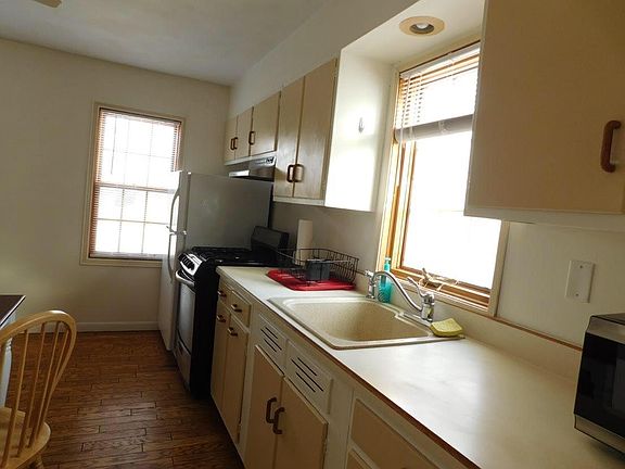 4th image of 4 W Grand Ct