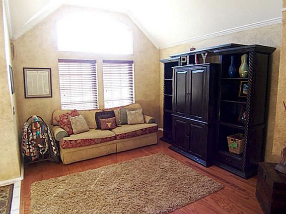 4th image of 10716 Pineview Ln