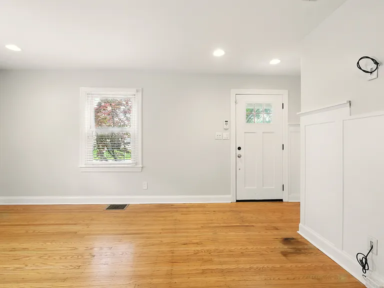 421 Marquette Dr — Photo 2