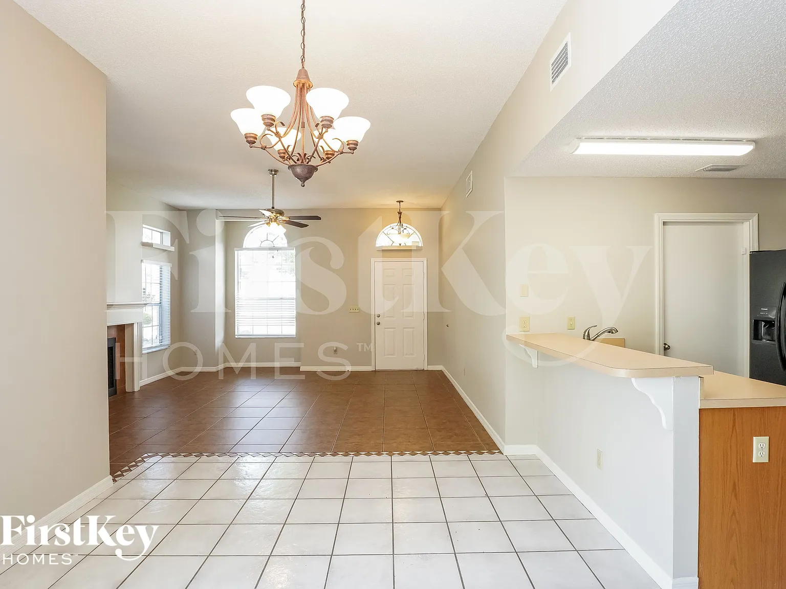3 bed, 2.0 bath, 1323 sqft, $2,305 — Photo 4