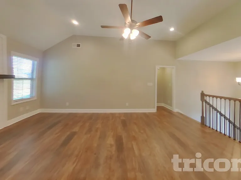 1059 Spicer Dr — Photo 2