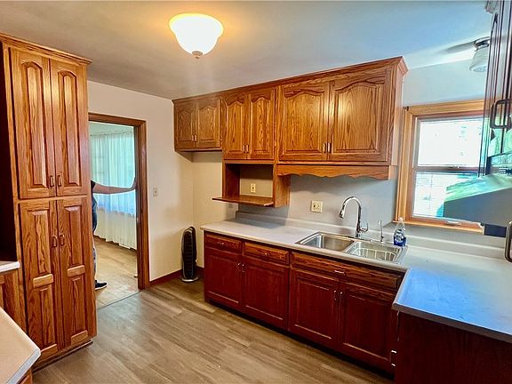 4th image of 528 Harding Rd