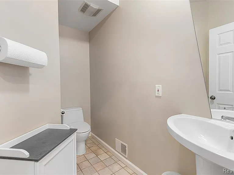 192 E Lincoln St — Photo 20