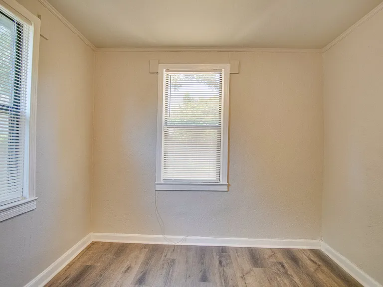 1016 W Maxwell St — Photo 7