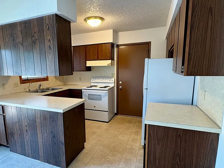 340 Olympic Dr — Photo 3