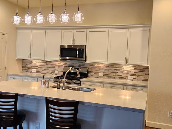 Kitchen, stainless appliances, gas stove, walk-in pantry, quartz countertops