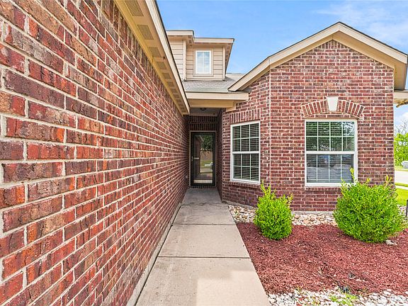 2nd image of 302 Thin Leaf Dr
