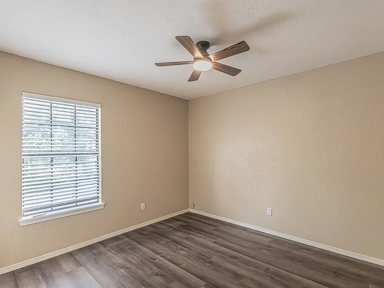 5203 Sutton Ct — Photo 33