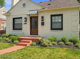 1458 Hampton Rd, Grosse Pointe Woods, MI 48236