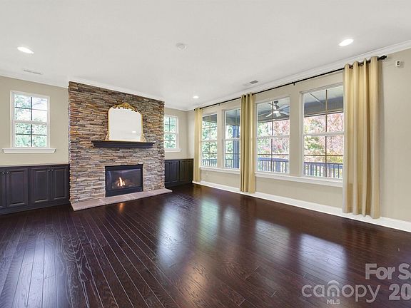 3rd image of 989 Emory Ln