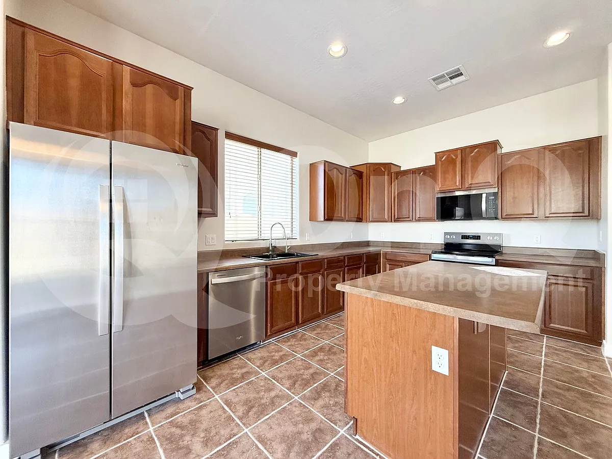3 bed, 2.0 bath, 2323 sqft, $2,799 — Photo 3
