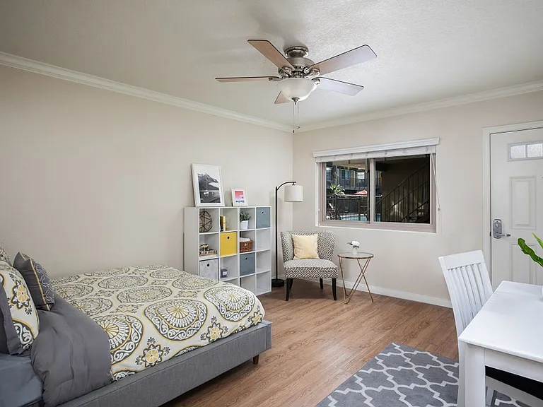 California Palms Apartments — Photo 14