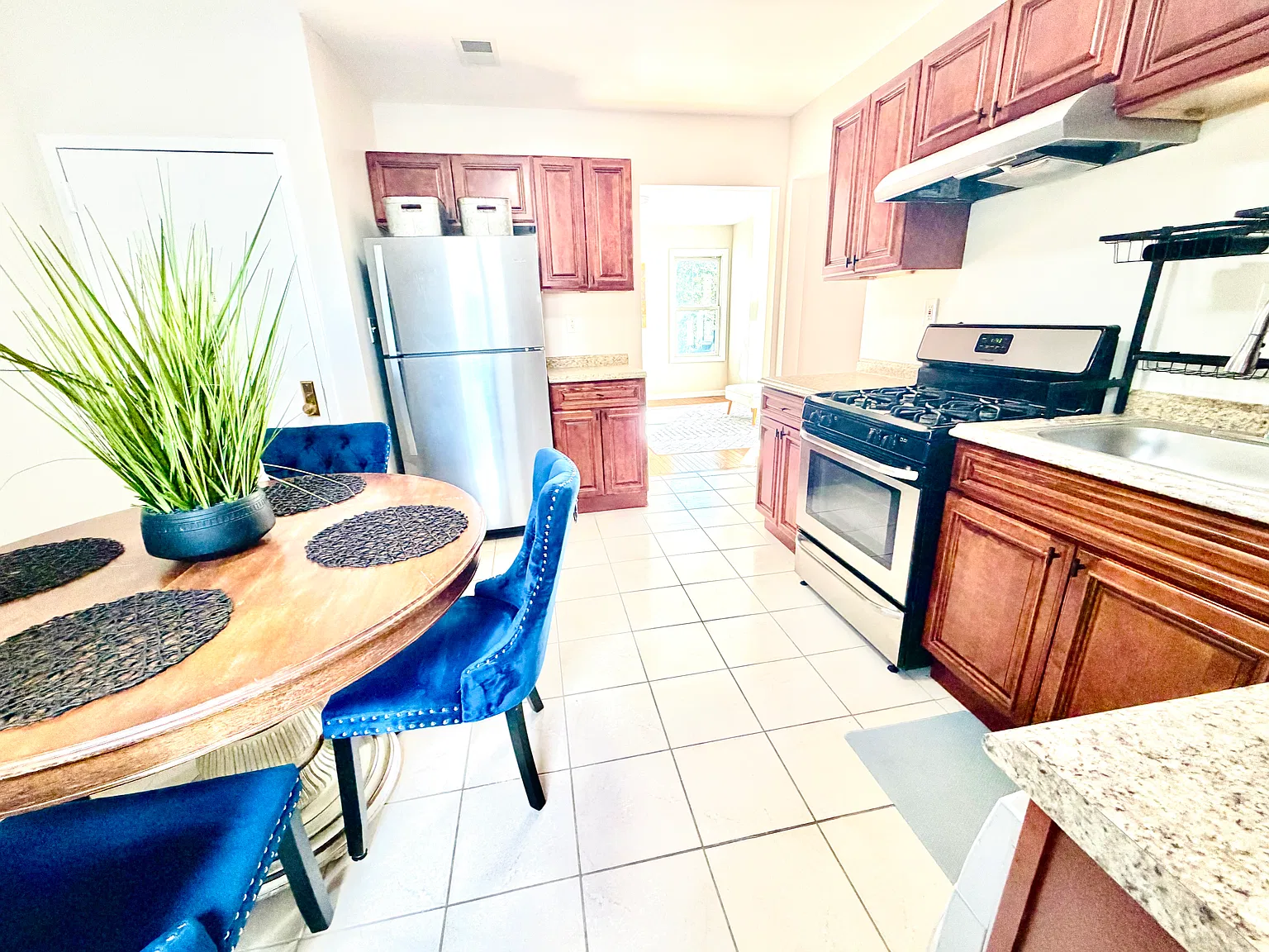 2 bed, 950 sqft, $3,000 — Photo 2