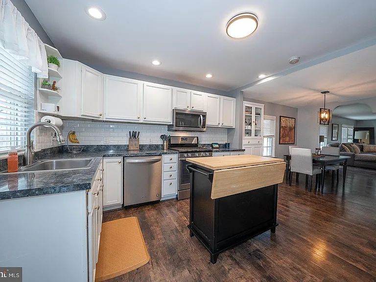 586 Summit St — Photo 15