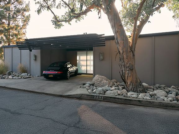 2nd image of 2743 Hollyridge Dr