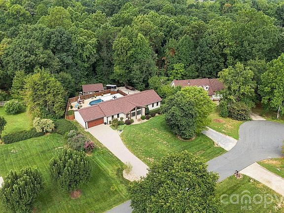 5th image of 3867 Angie Dr