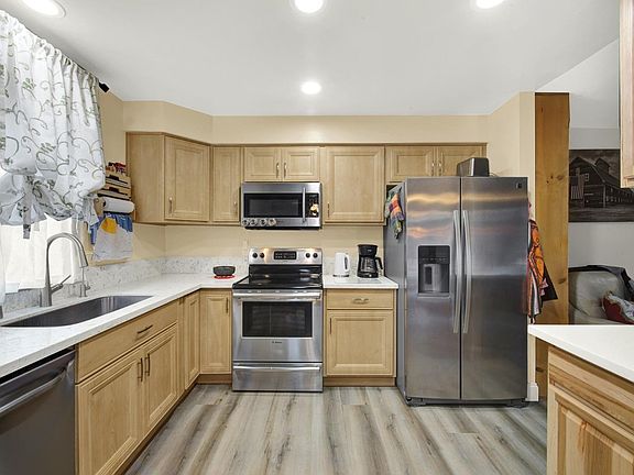 2nd image of 292 Yellowstone Drive