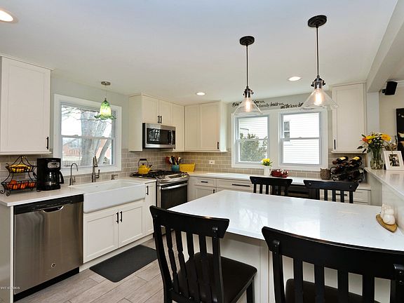 5th image of 266 Heather Ave
