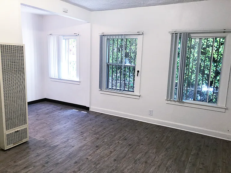 1733 W 58th St — Photo 5