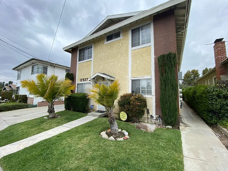 Beverly — Photo 1