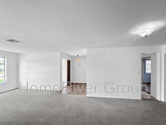 2nd image of 1433 Covington Cir W