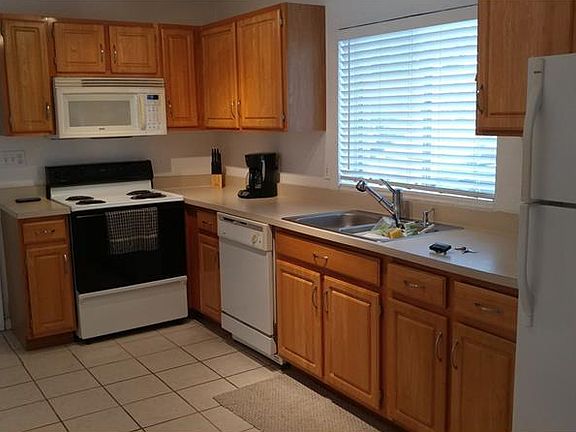 5th image of 3040 Port Royal Dr