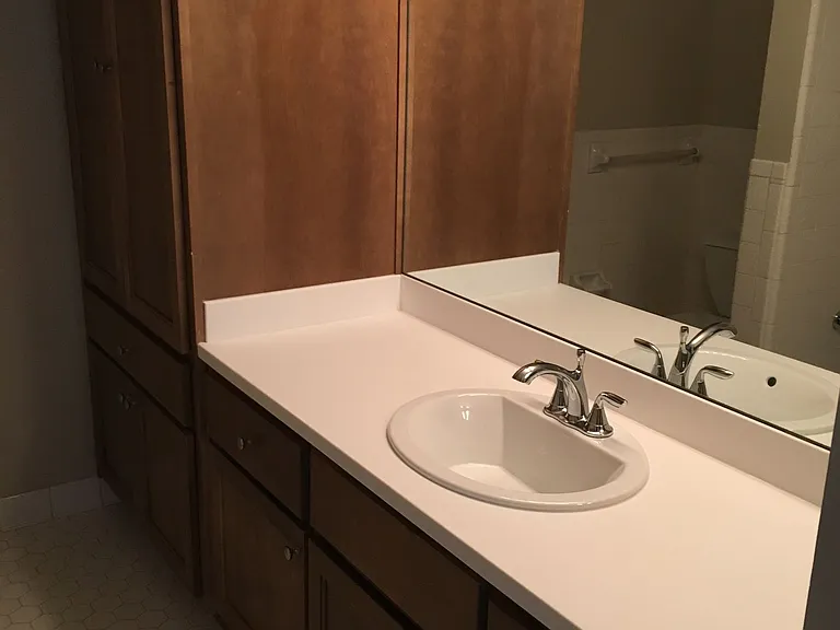 Chateau Orleans Apartments — Photo 30