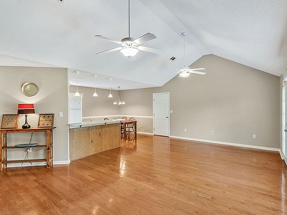 4th image of 216 White Bluff Dr