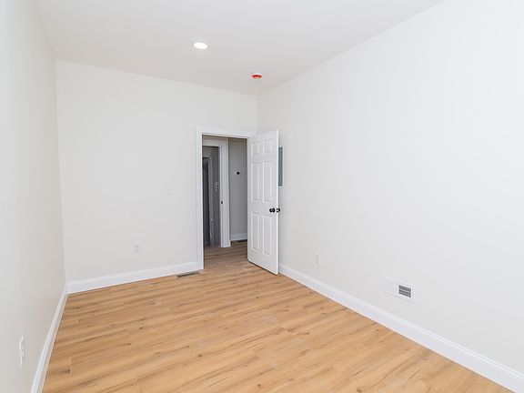 5th image of 84 Pembroke Ave #84