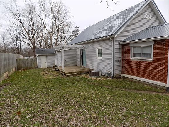 4th image of 668 S County Road 125 W