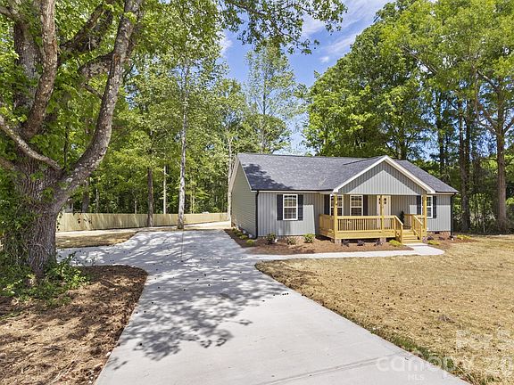 2nd image of 320 Sharon Rd