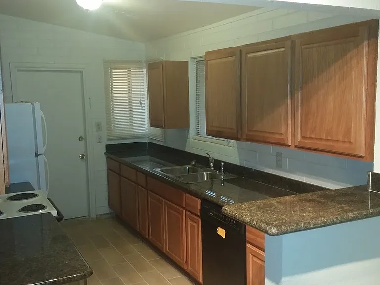 3927 E Cheery Lynn Rd — Photo 2