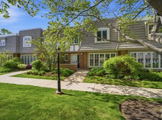 1490 Avignon Ct, Highland Park, IL 60035