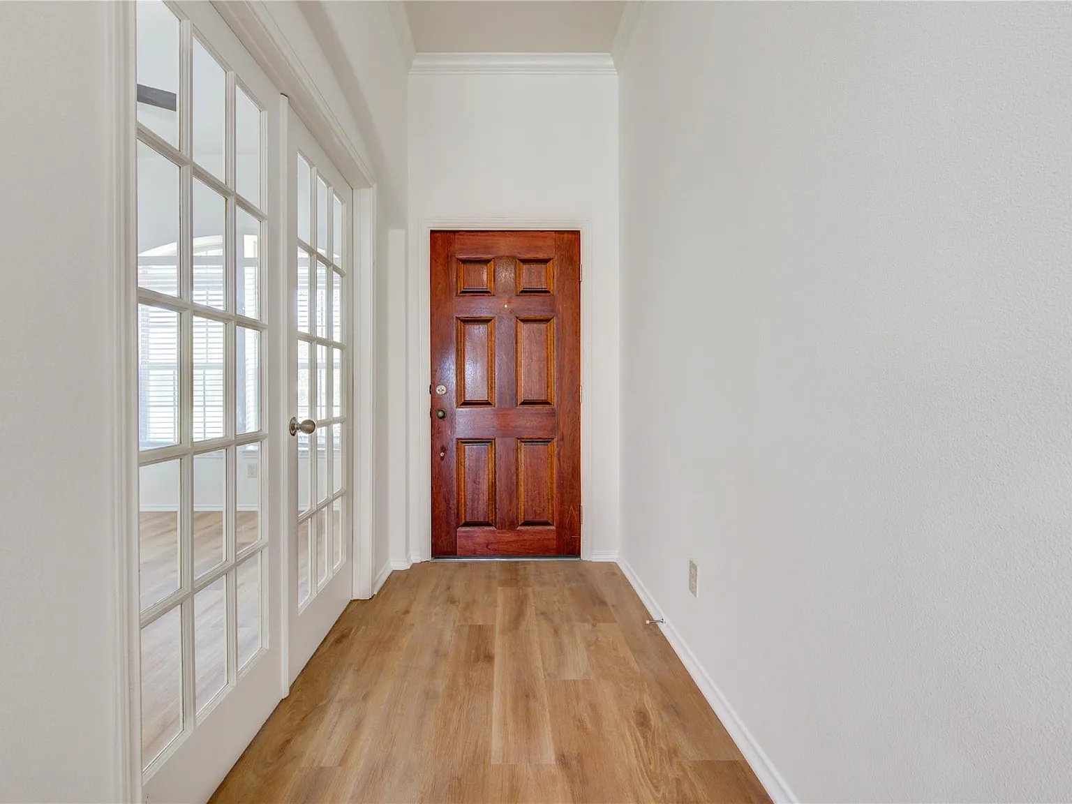 4 bed, 2.0 bath, 2025 sqft, $2,450 — Photo 4