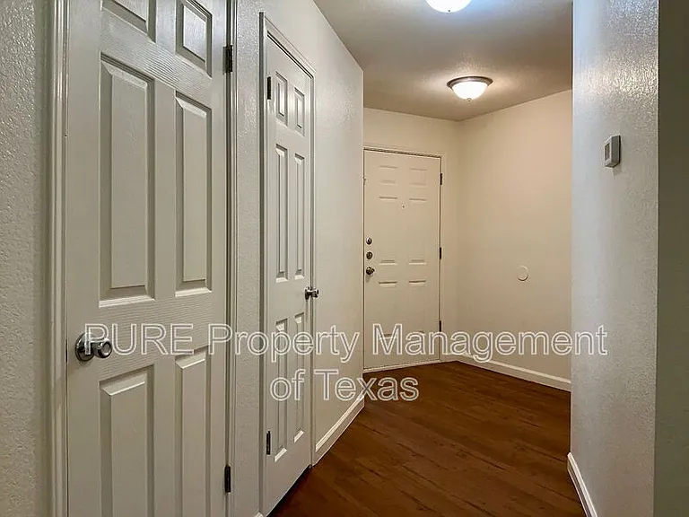 1102 Leah Ln — Photo 3