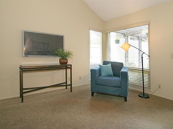 5th image of 153 Escobar Ave