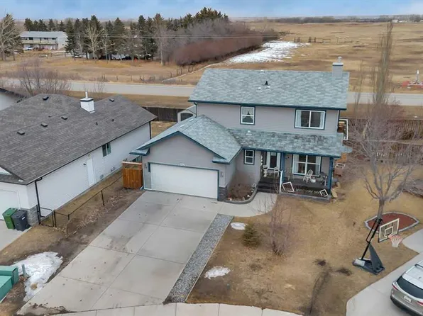 512 S Highland Close, Strathmore, AB T1P 1Z5